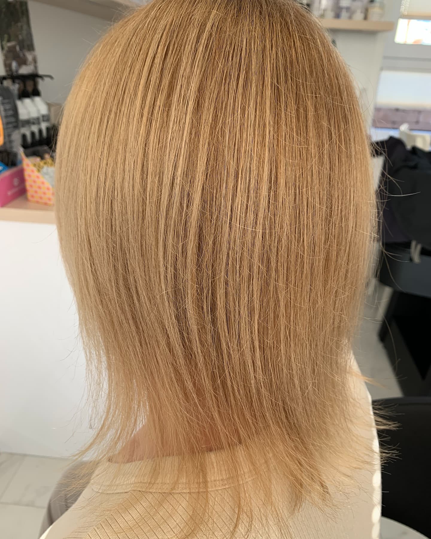 Blond stredné vlasy po strihu